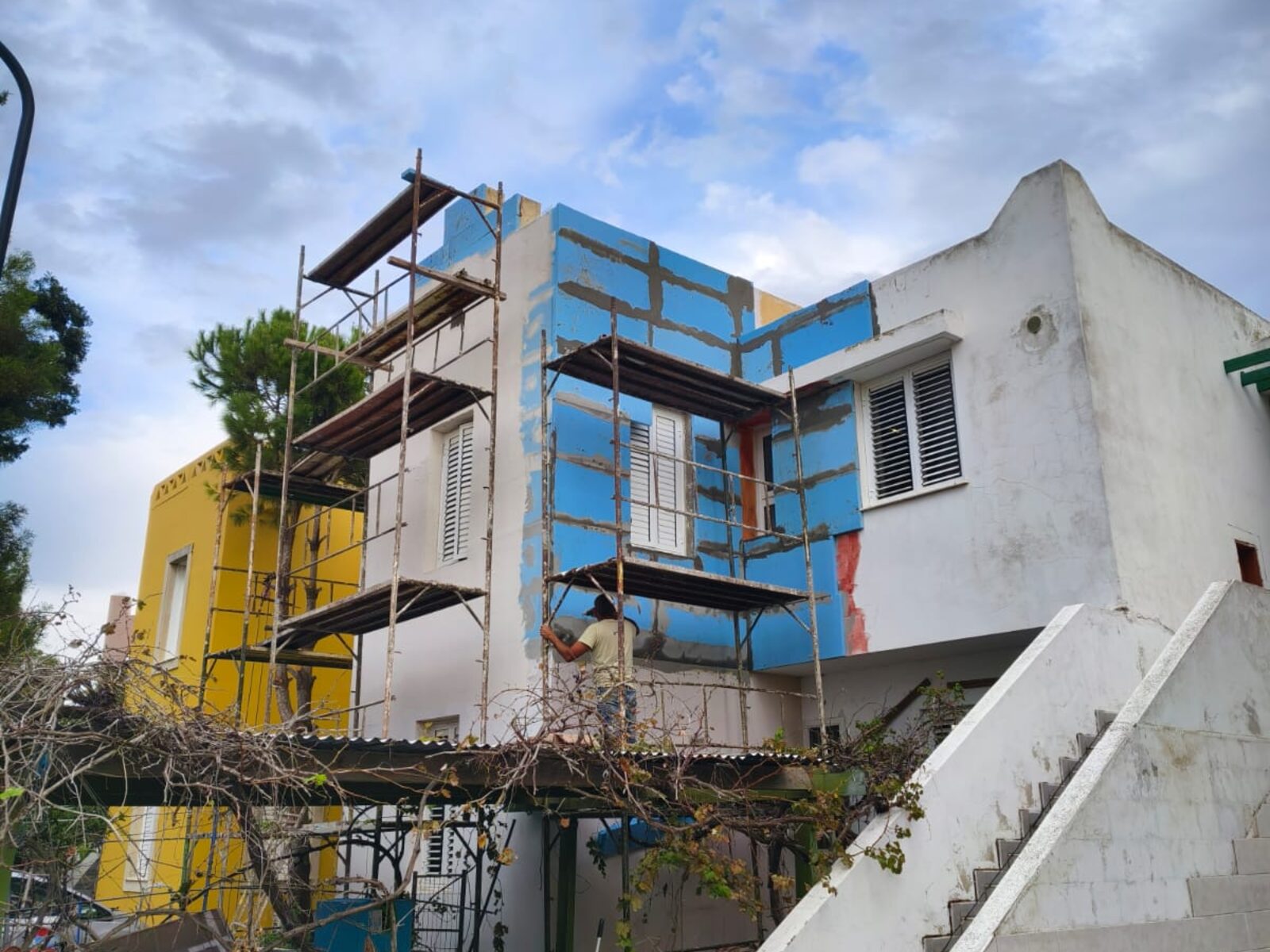 Pervolia building exterior in scaffolding during the insulation works