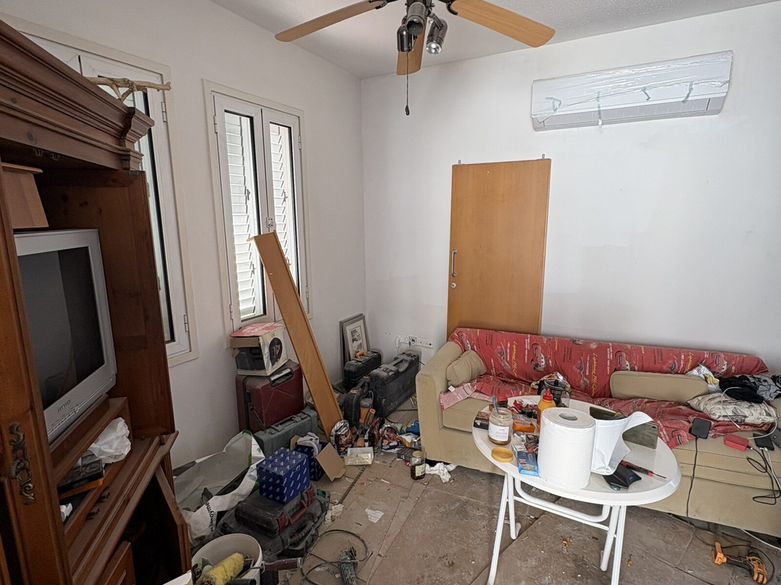 Pervolia living room before renovation